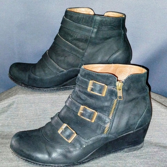 ERIC MICHAEL "LENA" BLACK LEATHER WEDGE ANKLE BOOTS W/ BUCKLE ACCENTS ~ SIZE 39 - Picture 3 of 13